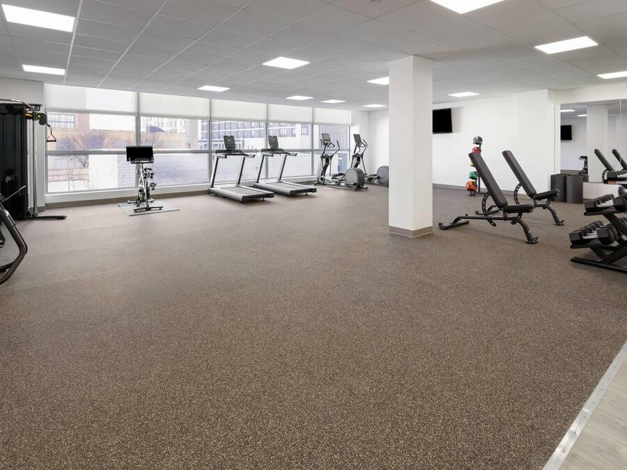 Ein Fitnessstudio mit Laufbändern, Ergometer und Krafttrainingsgeräten.