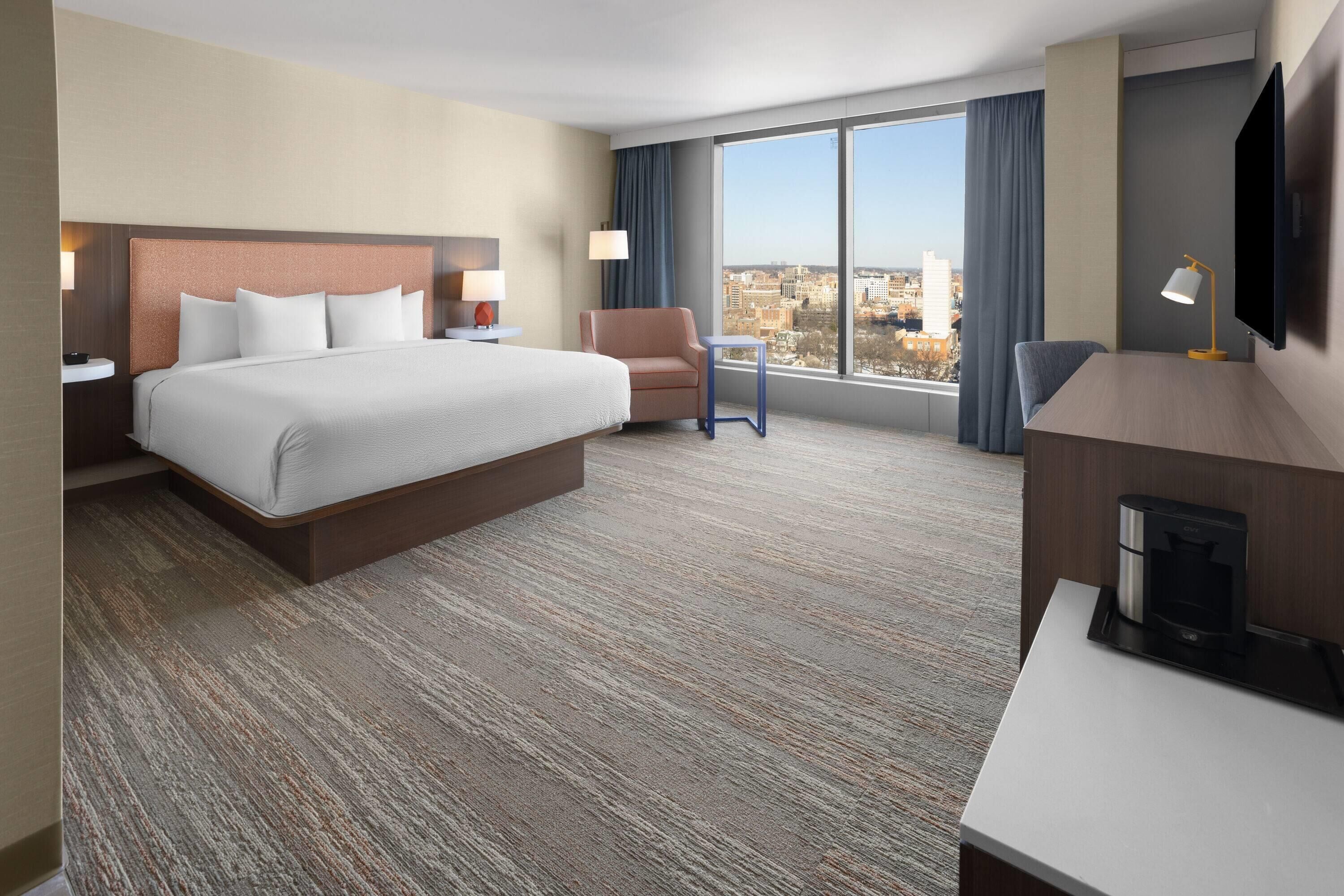 Habitación, 1 cama King size, con acceso para personas discapacitadas (Mobility, Roll-in Shower) | Caja de seguridad en la habitación y escritorio 