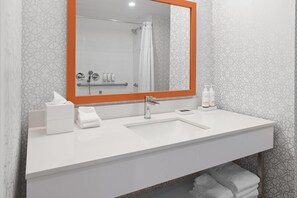Articles de toilette gratuits, sèche-cheveux, serviettes fournies, savon