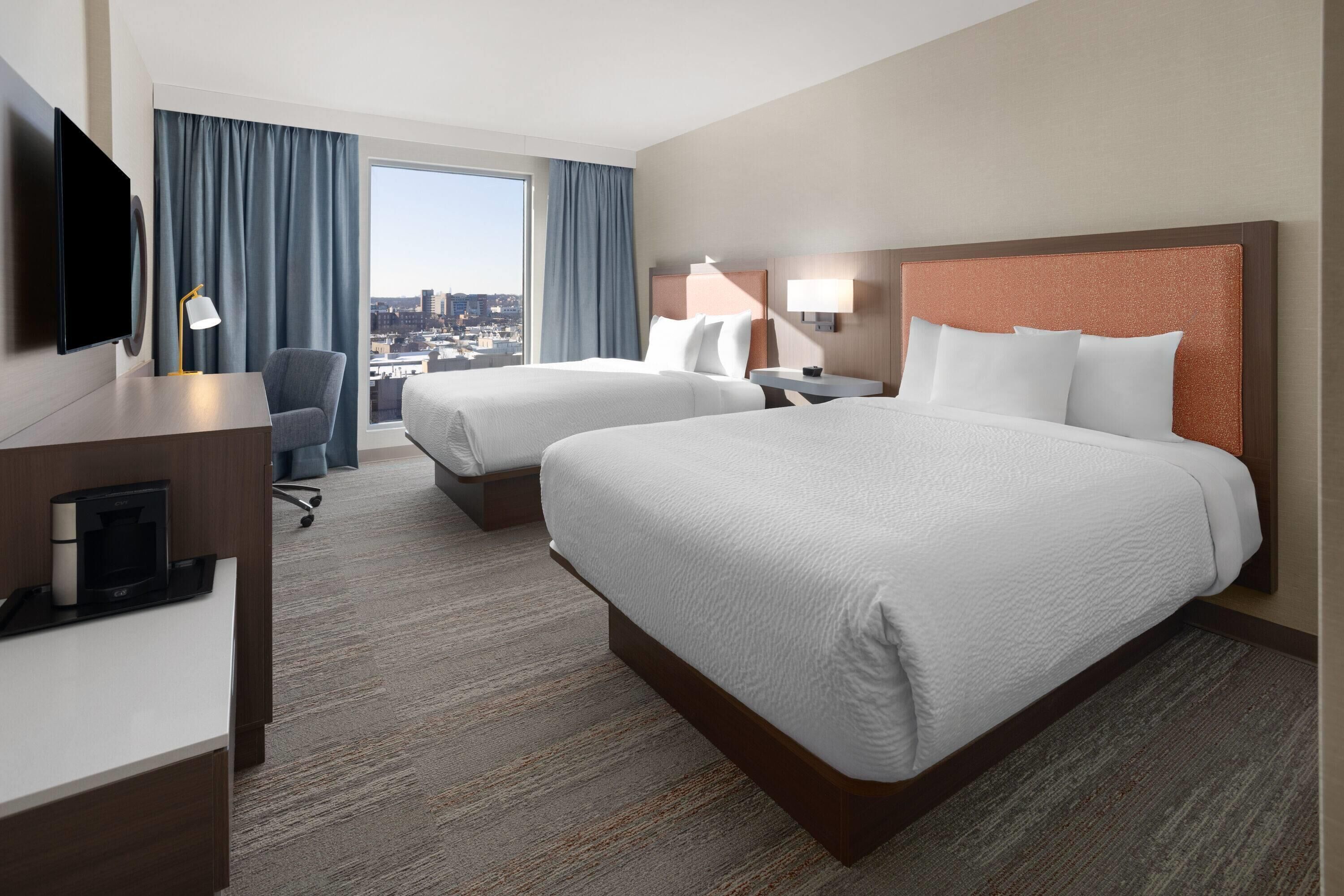 Kamar Standar, 2 Tempat Tidur Queen, Bebas Asap Rokok | Brankas, meja kerja, ruang kerja ramah laptop, dan tirai kedap cahaya