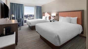 Kamar Standar, 2 Tempat Tidur Queen, Bebas Asap Rokok | Brankas, meja kerja, ruang kerja ramah laptop, dan tirai kedap cahaya