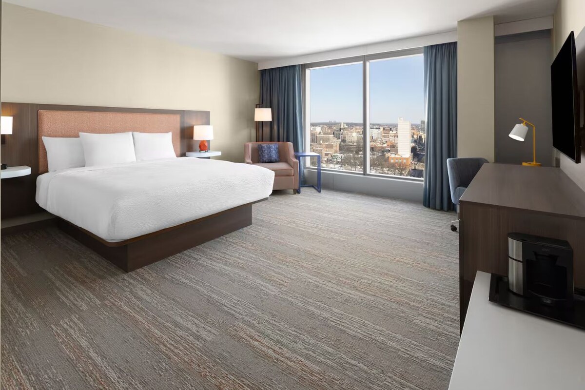 1 King Bed, Mobility Accessible Room, Roll-In Shower, Non-Smoking