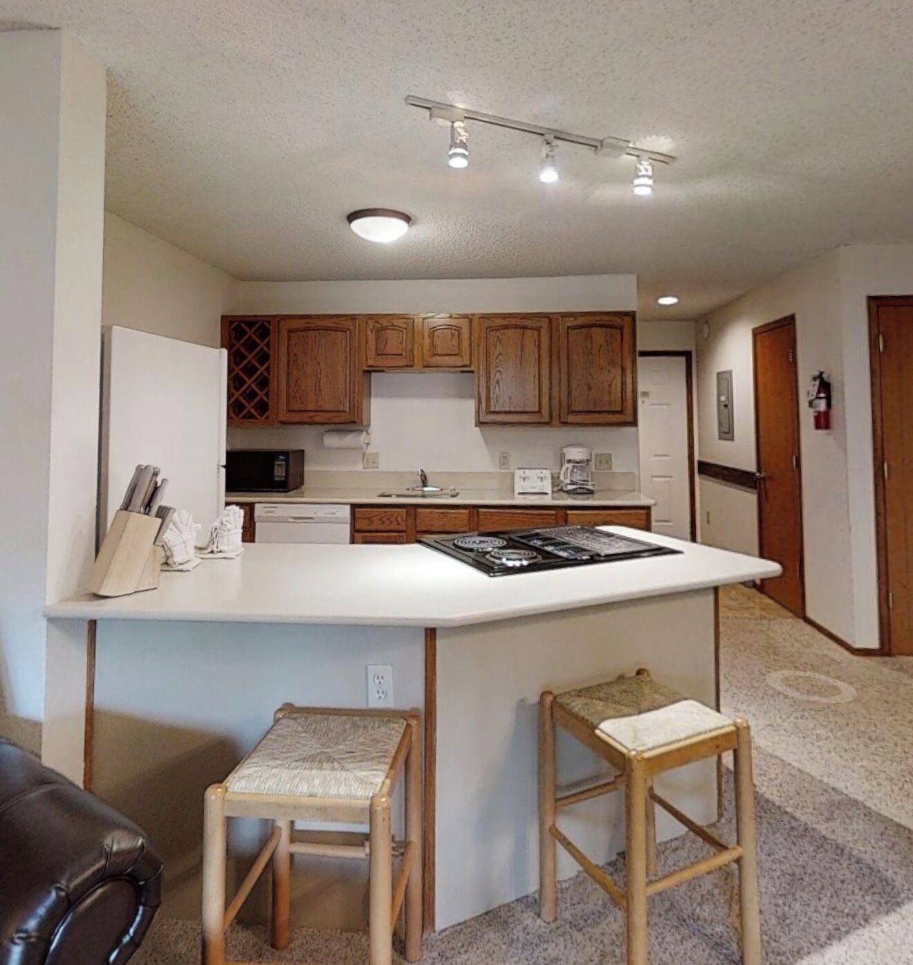 Een magnetron, een oven, een kookplaat, een vaatwasser