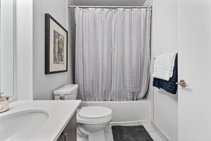 吹风机、毛巾、肥皂、洗发水