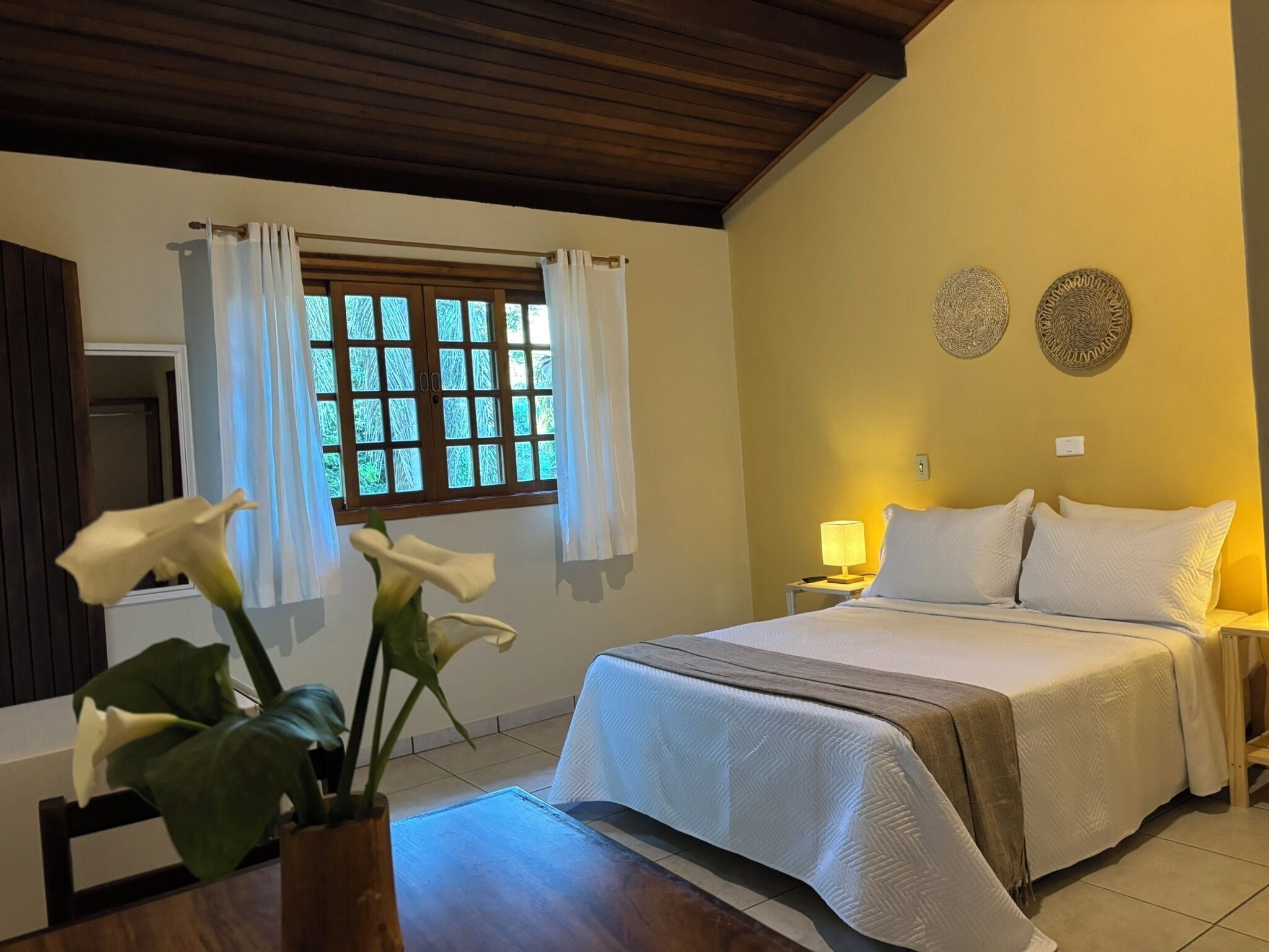 Quarto, varanda coberta, vista para o lago