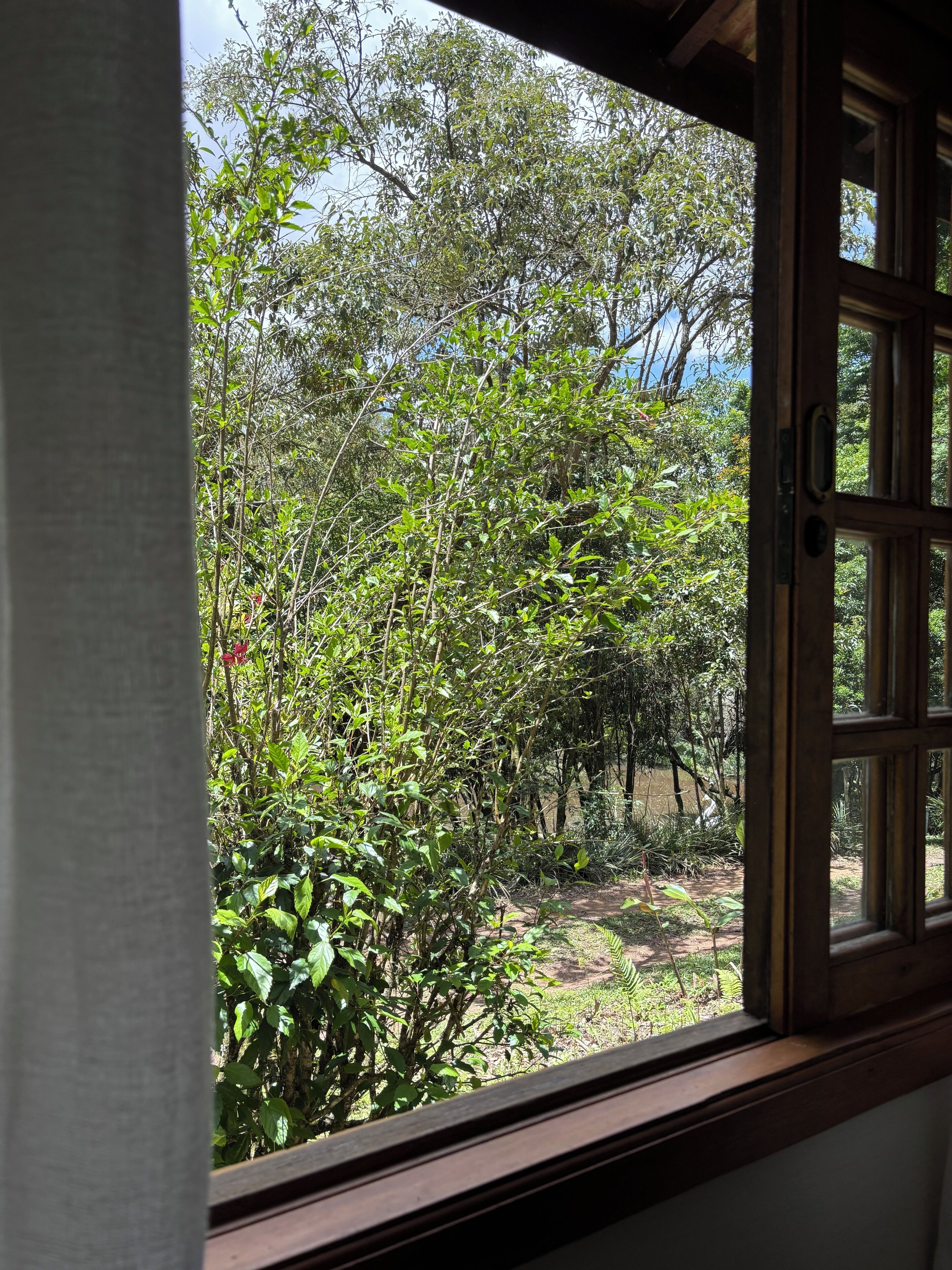 Quarto, varanda coberta, vista para o lago