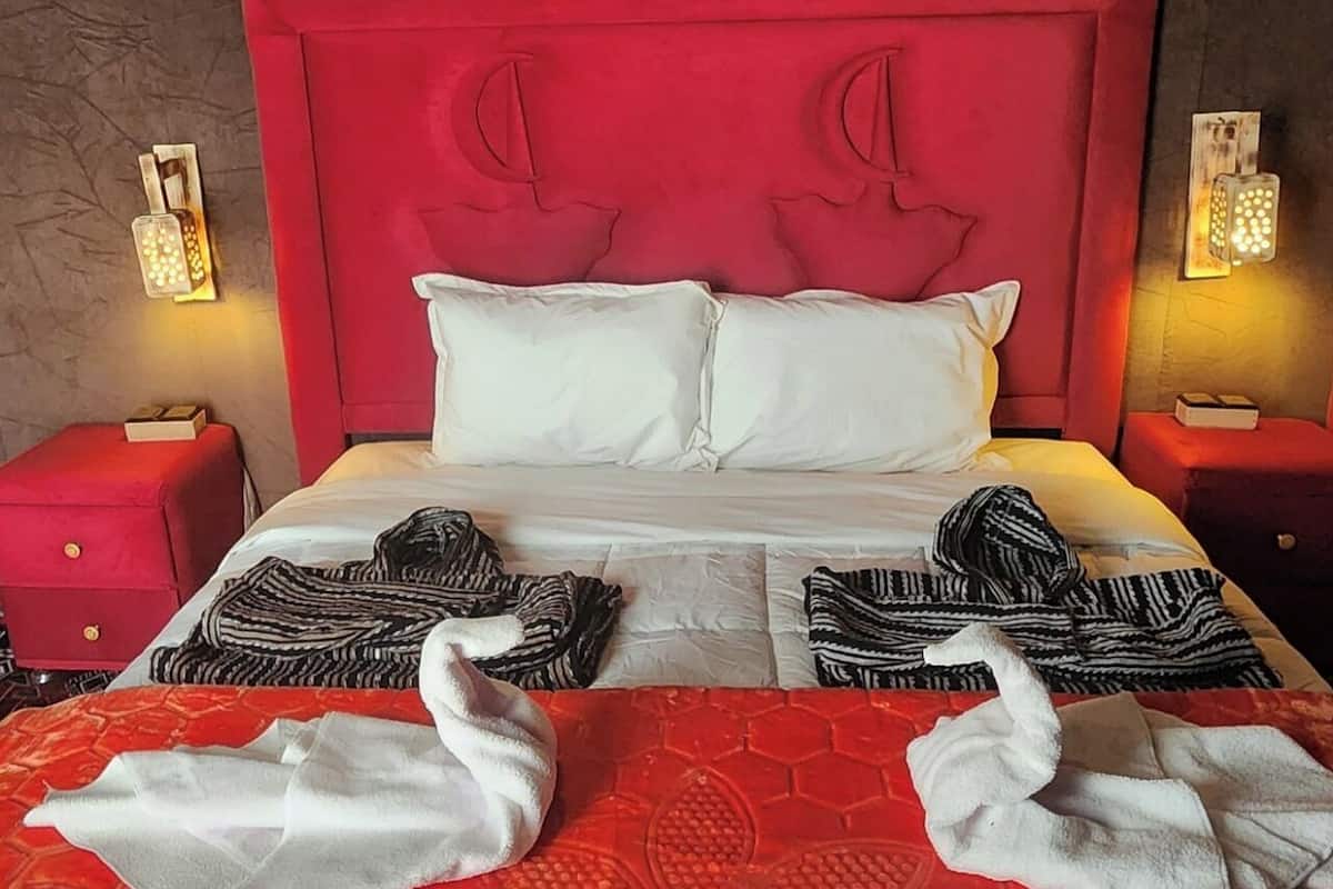 Caja de seguridad en la habitación y escritorio