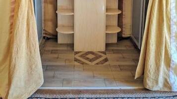 Pancuran mandi, kelengkapan dandanan diri percuma, tuala disediakan