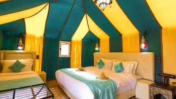 Peti besi dalam bilik, meja