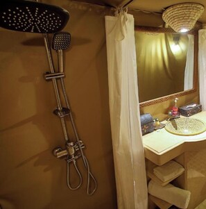 Shower, free toiletries, towels, soap - Merzouga white camp (Merzouga)