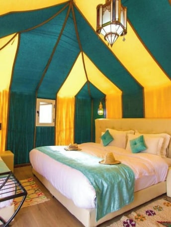 Caja de seguridad en la habitación y escritorio