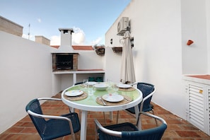 Outdoor dining - Holiday Home 'Casa De Santa Rita' with Private Terrace, Wi-Fi and Air Conditioning (Vila Nova de Cacela)