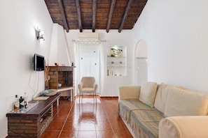 TV - Holiday Home 'Casa De Santa Rita' with Private Terrace, Wi-Fi and Air Conditioning (Vila Nova de Cacela)