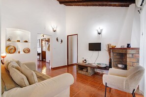 TV - Holiday Home 'Casa De Santa Rita' with Private Terrace, Wi-Fi and Air Conditioning (Vila Nova de Cacela)