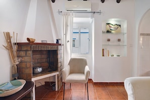 TV - Holiday Home 'Casa De Santa Rita' with Private Terrace, Wi-Fi and Air Conditioning (Vila Nova de Cacela)