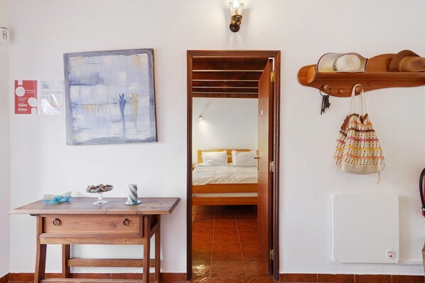 2 habitaciones, tabla de planchar con plancha, wifi y ropa de cama