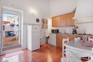 Fridge, microwave, oven, stovetop - Holiday Home 'Casa De Santa Rita' with Private Terrace, Wi-Fi and Air Conditioning (Vila Nova de Cacela)