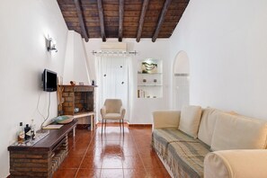 TV - Holiday Home 'Casa De Santa Rita' with Private Terrace, Wi-Fi and Air Conditioning (Vila Nova de Cacela)