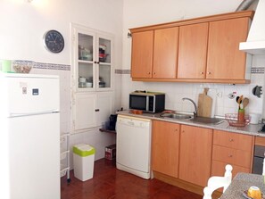 Een koelkast, een magnetron, een oven, een kookplaat