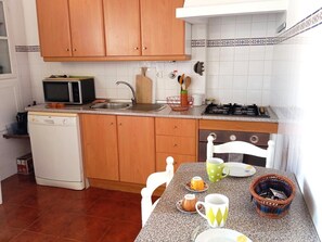 Een koelkast, een magnetron, een oven, een kookplaat