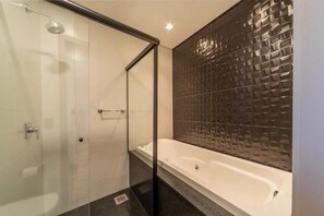 Luxury Suite, Garden View | Bathroom