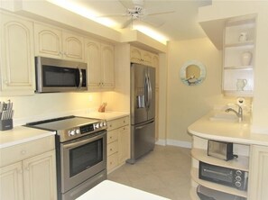 Private kitchen - Beachfront Vacation Rental With Full Gulf View (Longboat Key)