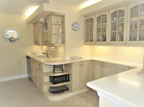 Private kitchen - BEACHFRONT VACATION RENTAL WITH FULL GULF VIEWS! (Longboat Key)