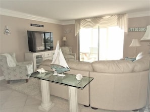 TV, DVD player - Beachfront Vacation Rental With Full Gulf View (Longboat Key)