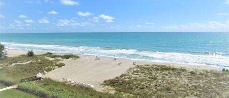 Plage à proximité, chaises longues
