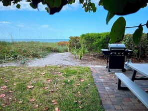 Outdoor dining - Cedars West C-105 - Beach, pool and tennis (Longboat Key)
