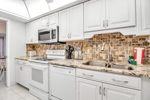 Private kitchen - Cedars West C-105 - Beach, pool and tennis (Longboat Key)