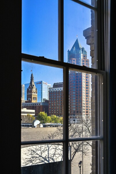 City Retreat • Bar Below • Walk Everywhere • Chef Experience