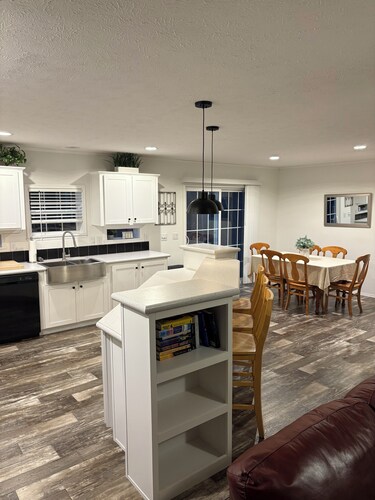 Peaceful , New Build,  3-bedroom house with charming Harbor Springs