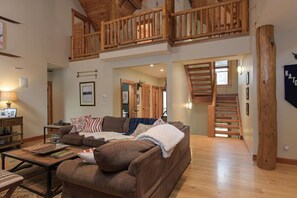 Een televisie, een open haard, een tafeltennistafel en een stereo