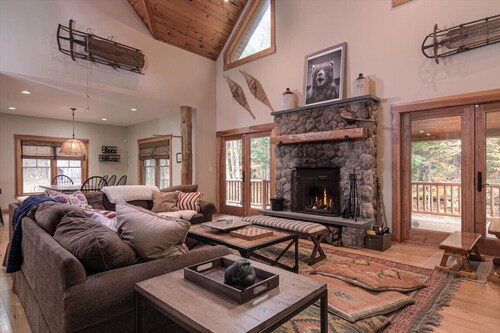 Spacious 5BR Mountain Retreat with Hot Tub & Game Room – 3 Minutes to Okemo
