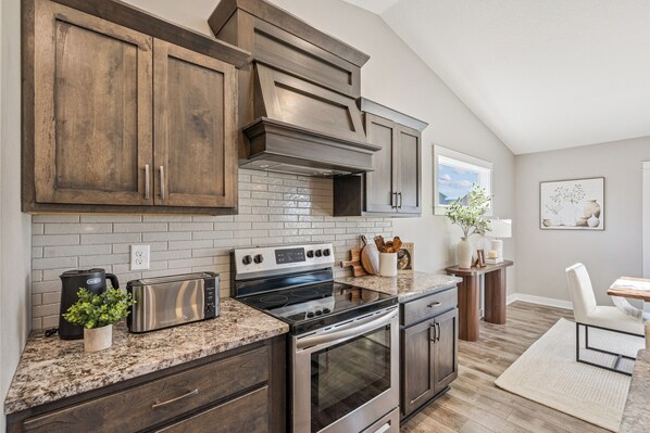 Mikrowelle, Ofen, Herdplatte, Geschirrspüler