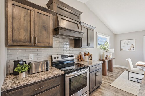 Spacious Modern Home-20 minutes from Des Moines