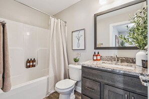 Hair dryer, towels, soap, toilet paper - Spacious Modern Home-20 minutes from Des Moines (Adel)