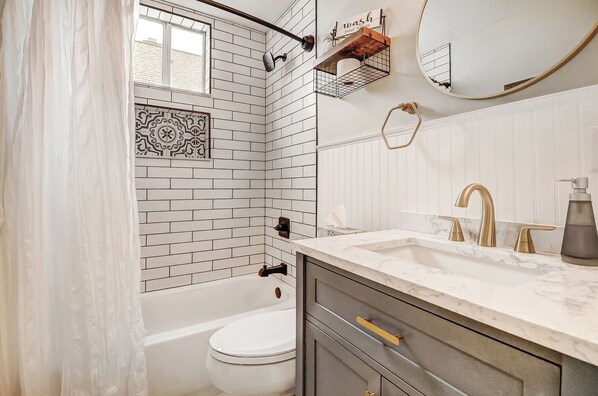 Hair dryer, towels, soap, toilet paper - Trendy neighborhood, walkable to local restaurants and shops, near OSU (Columbus)