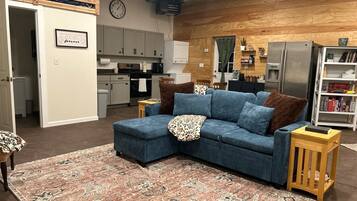 Smart TV, DVD player, livros, videoteca