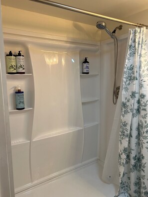 Dusche, umweltfreundliche Kosmetikartikel, Haartrockner, Handtücher
