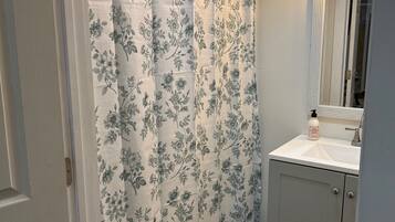 Dutxa, assecador de cabells, tovalloles i sabó