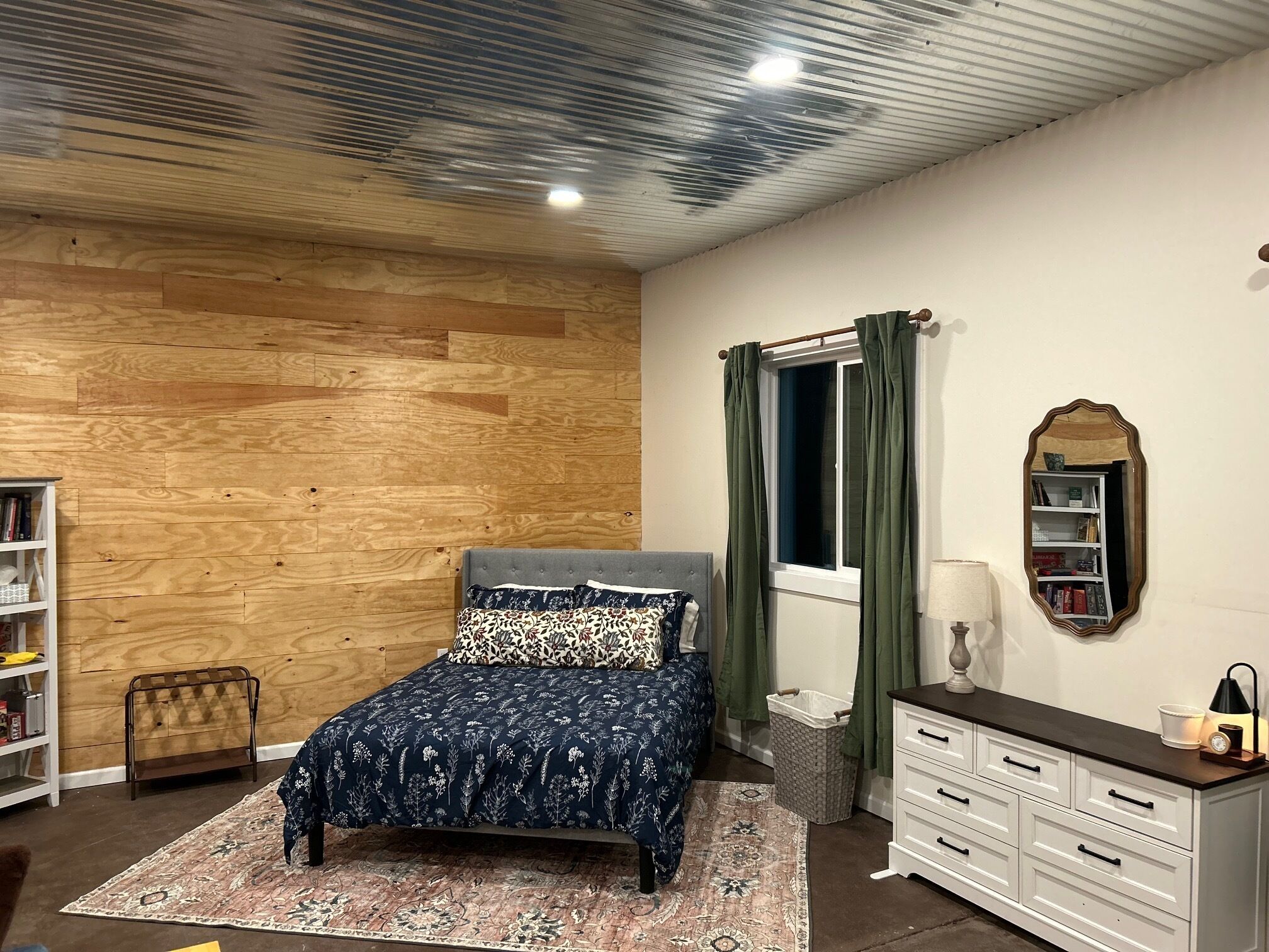 2 chambres, fer et planche à repasser, lit de bébé portatif