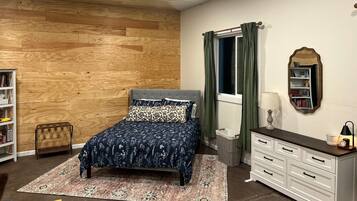 Planxa i posts de planxar, wifi i roba de llit