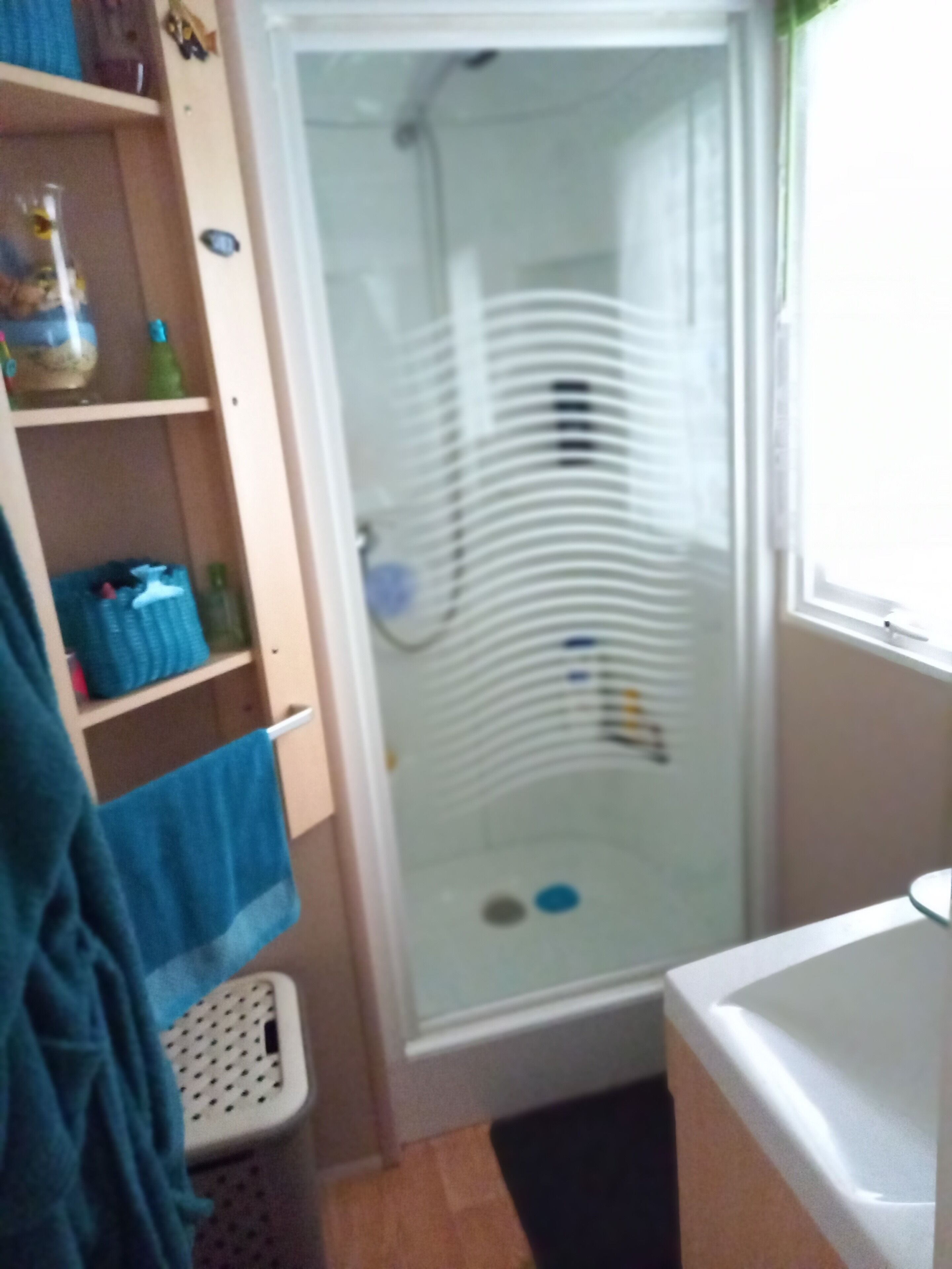 Hiustenkuivaaja, saippua, vessapaperi