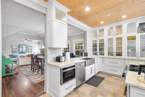 奢華別墅, 多間臥室, 私人泳池, 花園景觀 | 私人廚房 | 咖啡機/沖茶器、電熱水壺、紙巾、餐桌