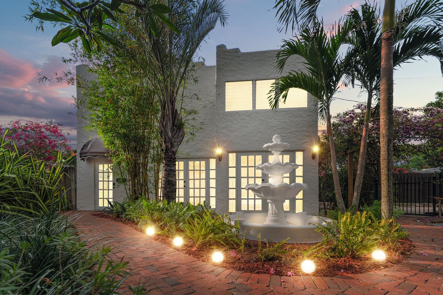 住宿正面 (夜晚)