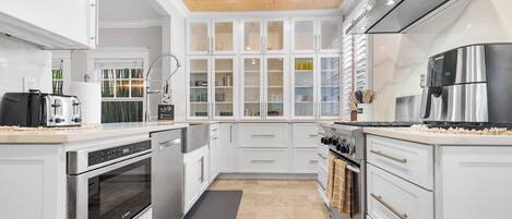 Luxury Villa, Multiple Bedrooms, Private Pool, Garden View | Private kitchen