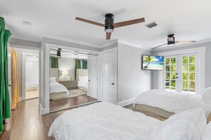 فيلا فاخرة - عدة غرف نوم - بمسبح خاص - منظر للحديقة | أغطية فراش متميزة وبديكورات فريدة لكل غرفة وطراز فريد لكل وحدة