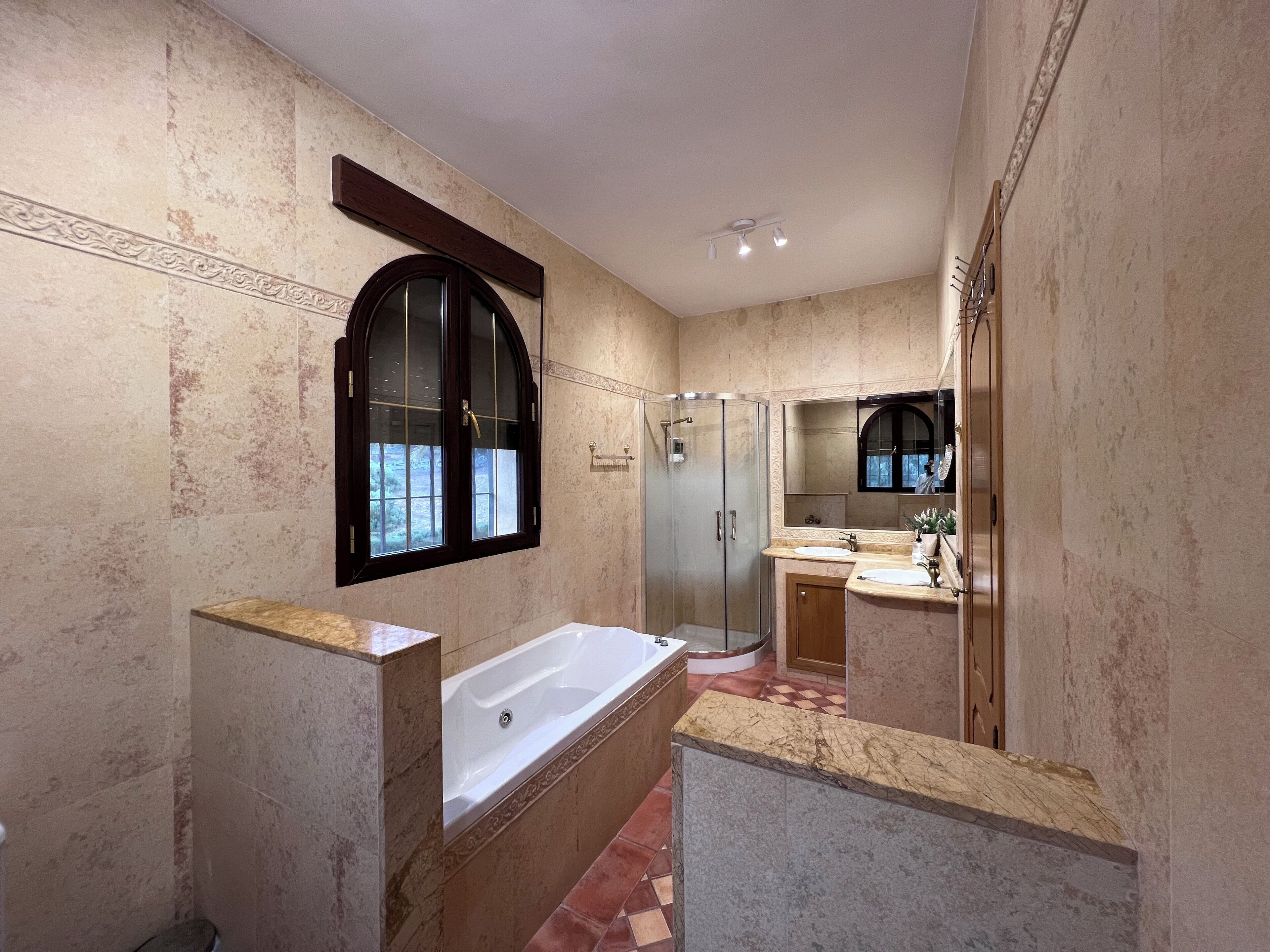 Een douche, een bubbelbad, een haardroger, een bidet